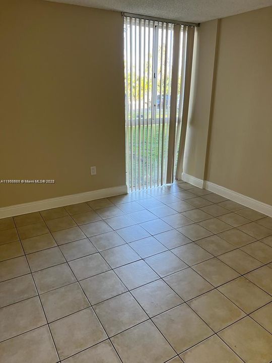 Active With Contract: $1,975 (2 beds, 2 baths, 925 Square Feet)