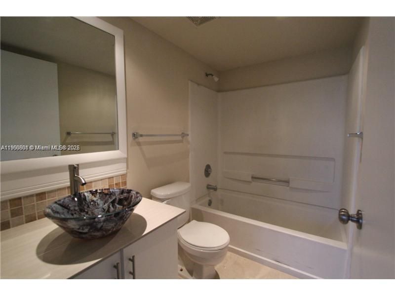 Active With Contract: $1,975 (2 beds, 2 baths, 925 Square Feet)