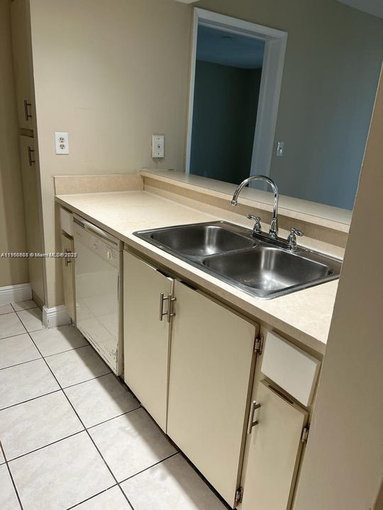 Active With Contract: $1,975 (2 beds, 2 baths, 925 Square Feet)