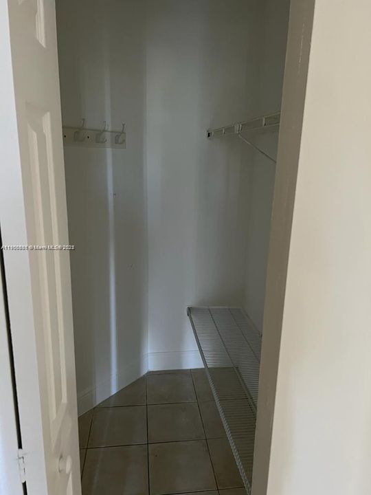 Active With Contract: $1,975 (2 beds, 2 baths, 925 Square Feet)