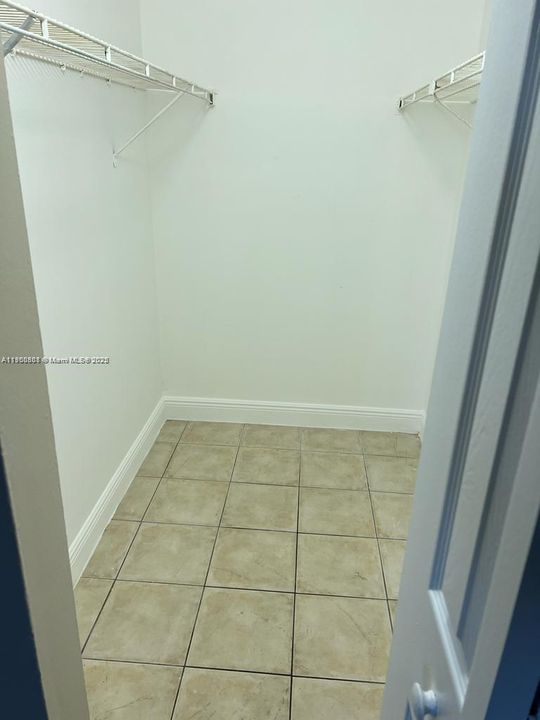 Active With Contract: $1,975 (2 beds, 2 baths, 925 Square Feet)