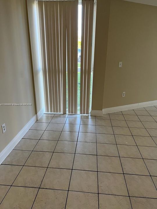 Active With Contract: $1,975 (2 beds, 2 baths, 925 Square Feet)