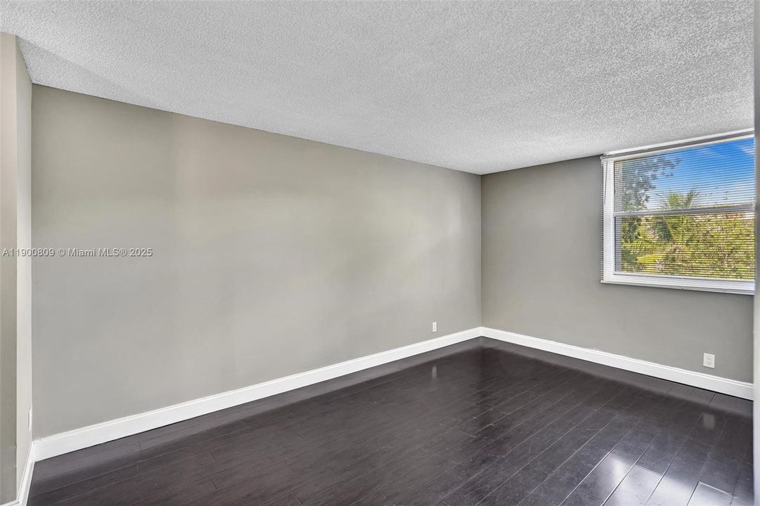 Под контрактом: $139,900 (1 спален, 1 ванн, 619 Квадратных фут)