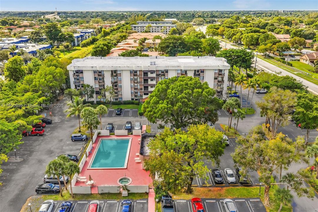 Под контрактом: $139,900 (1 спален, 1 ванн, 619 Квадратных фут)