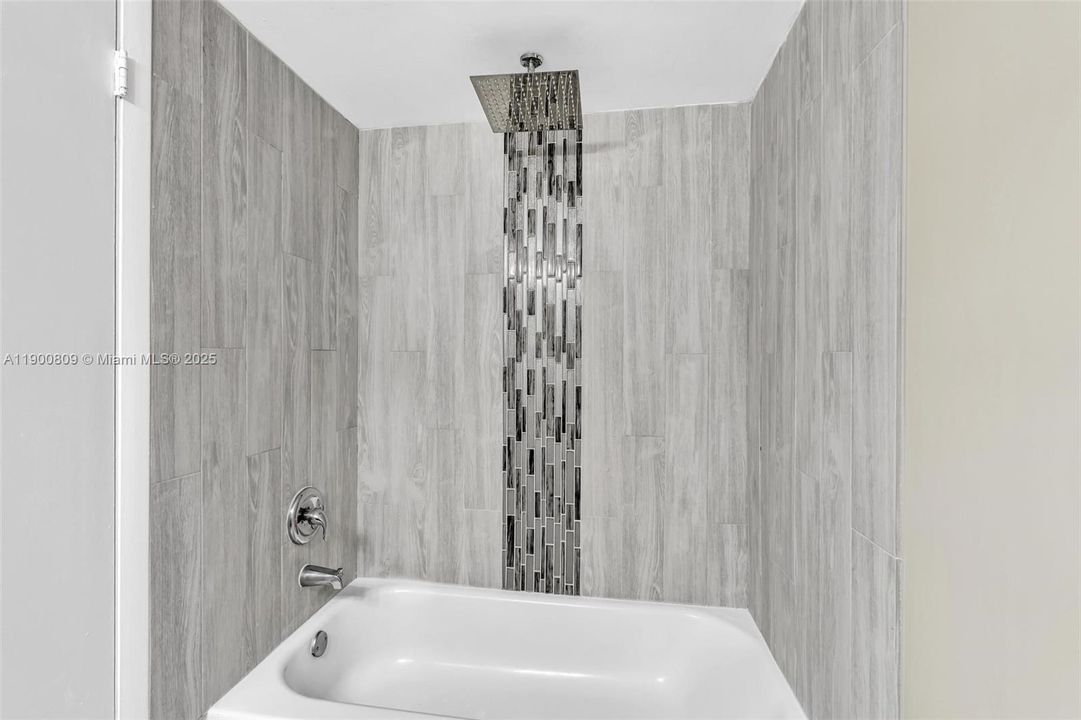 Под контрактом: $139,900 (1 спален, 1 ванн, 619 Квадратных фут)