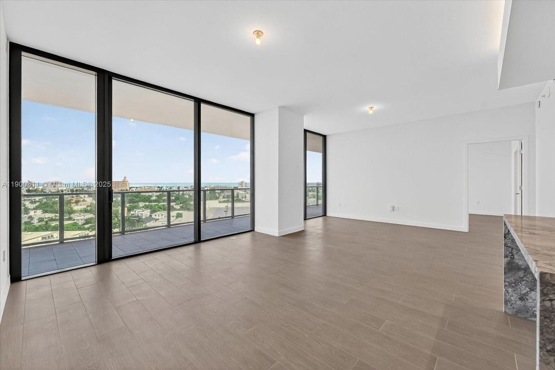 Под контрактом: $15,500 (2 спален, 2 ванн, 1230 Квадратных фут)