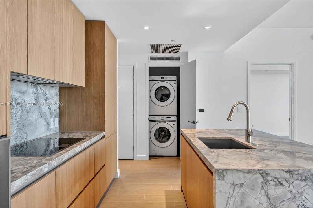 Под контрактом: $15,500 (2 спален, 2 ванн, 1230 Квадратных фут)