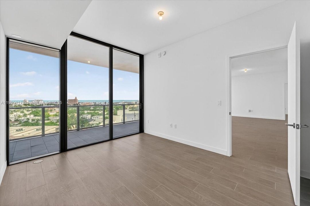 Под контрактом: $15,500 (2 спален, 2 ванн, 1230 Квадратных фут)