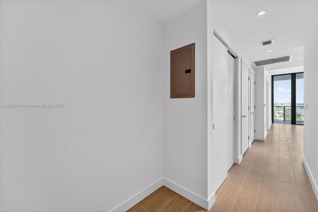 Под контрактом: $15,500 (2 спален, 2 ванн, 1230 Квадратных фут)