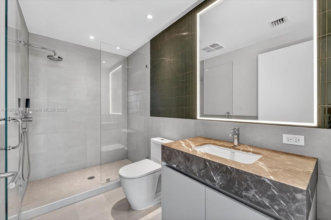 Под контрактом: $15,500 (2 спален, 2 ванн, 1230 Квадратных фут)