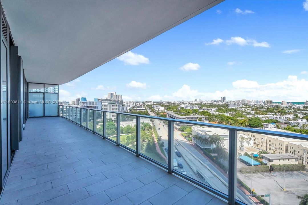 Под контрактом: $15,500 (2 спален, 2 ванн, 1230 Квадратных фут)