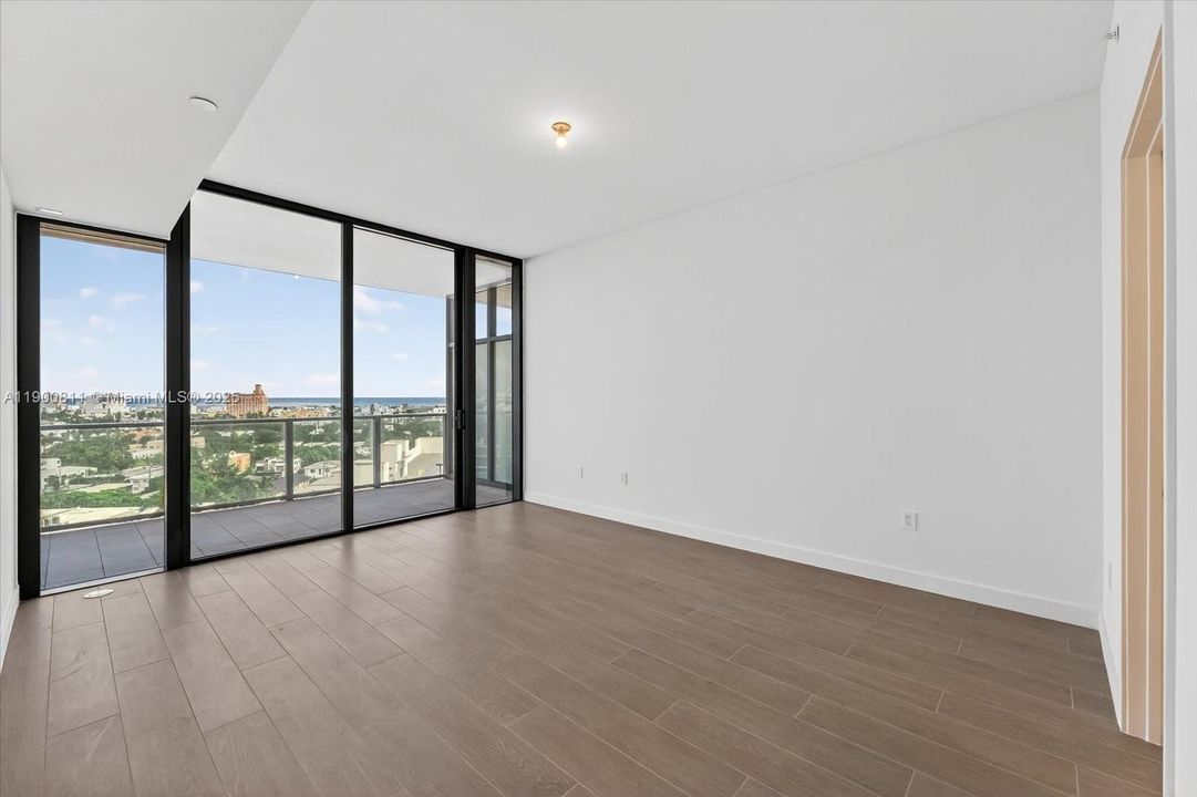 Под контрактом: $15,500 (2 спален, 2 ванн, 1230 Квадратных фут)