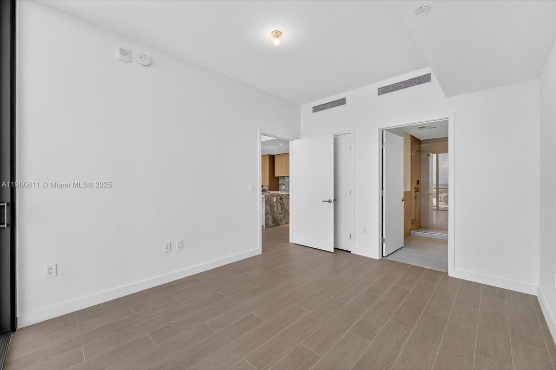 Под контрактом: $15,500 (2 спален, 2 ванн, 1230 Квадратных фут)