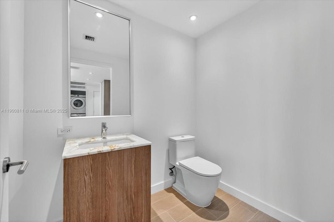 Под контрактом: $15,500 (2 спален, 2 ванн, 1230 Квадратных фут)