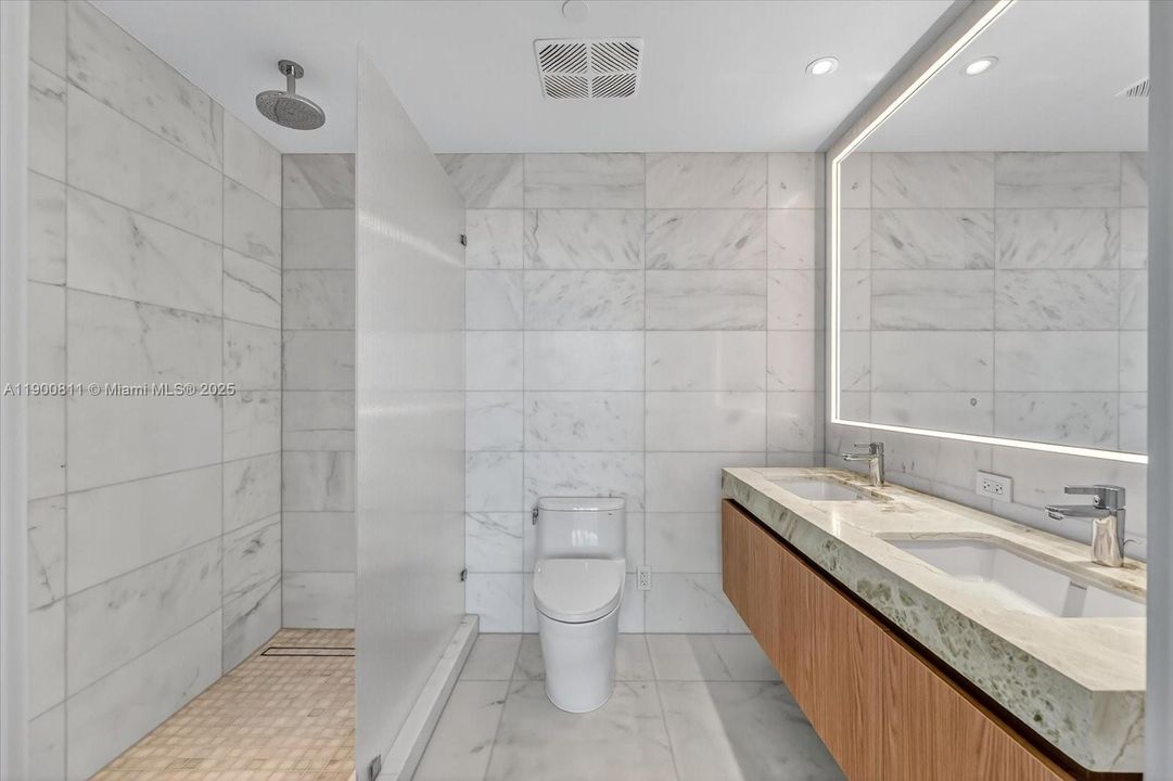 Под контрактом: $15,500 (2 спален, 2 ванн, 1230 Квадратных фут)