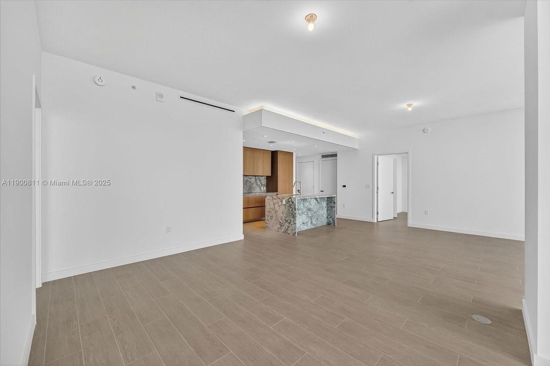 Под контрактом: $15,500 (2 спален, 2 ванн, 1230 Квадратных фут)