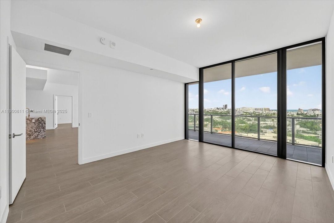 Под контрактом: $15,500 (2 спален, 2 ванн, 1230 Квадратных фут)