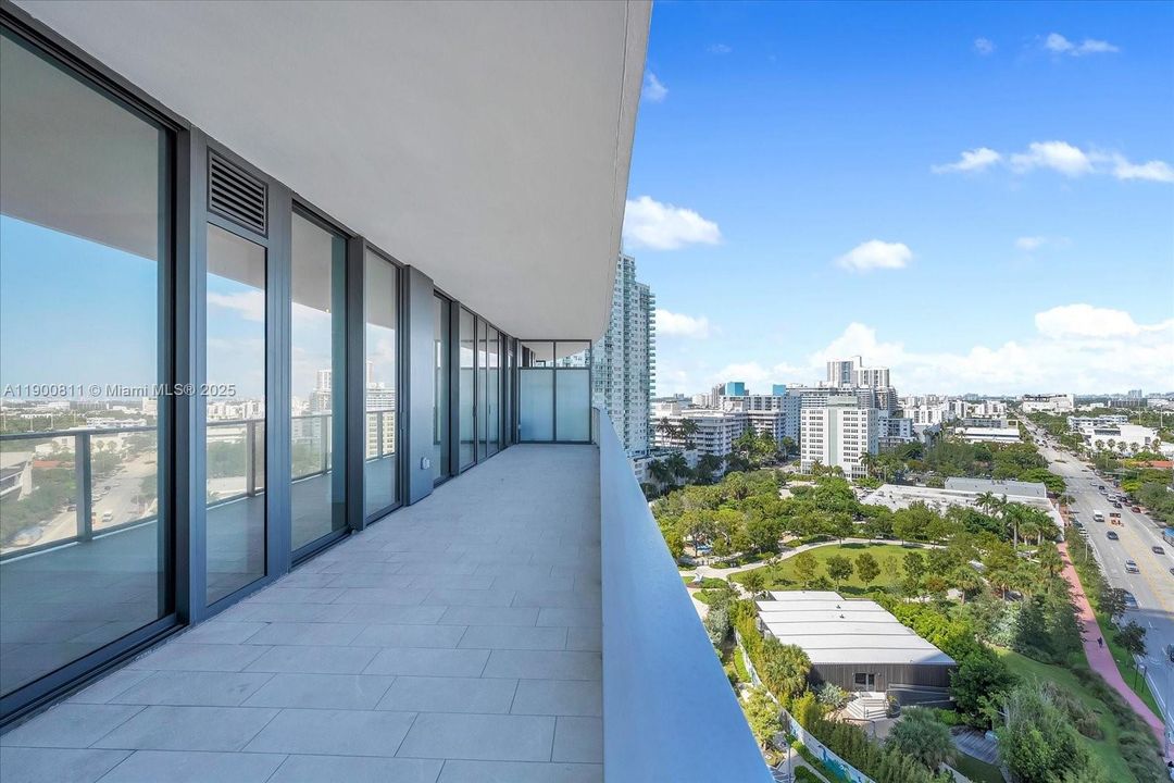 Под контрактом: $15,500 (2 спален, 2 ванн, 1230 Квадратных фут)