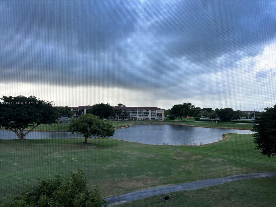 Active With Contract: $1,750 (2 beds, 1 baths, 953 Square Feet)