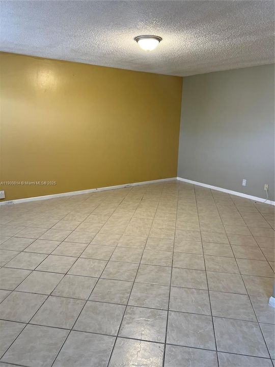 Active With Contract: $1,750 (2 beds, 1 baths, 953 Square Feet)