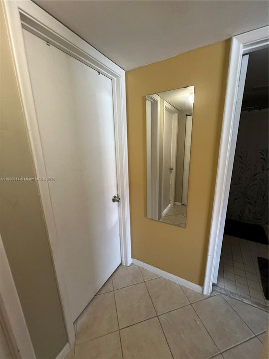 Active With Contract: $1,750 (2 beds, 1 baths, 953 Square Feet)