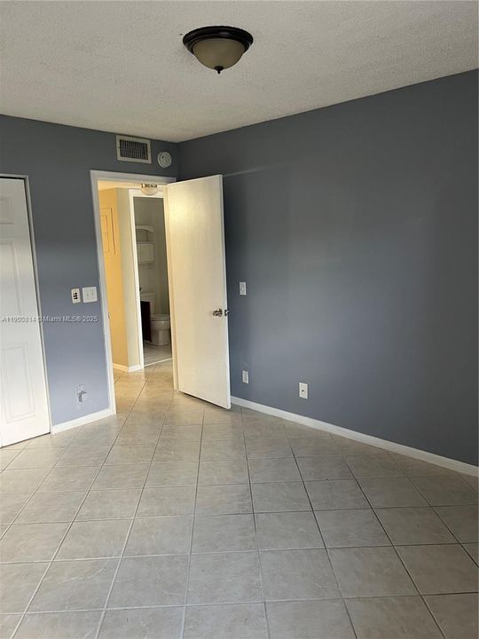 Active With Contract: $1,750 (2 beds, 1 baths, 953 Square Feet)