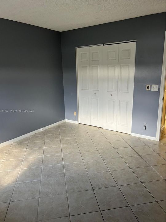 Active With Contract: $1,750 (2 beds, 1 baths, 953 Square Feet)
