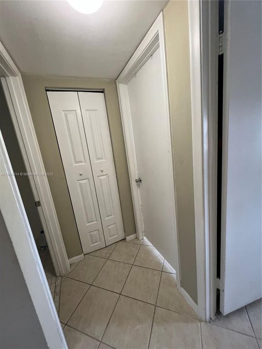 Active With Contract: $1,750 (2 beds, 1 baths, 953 Square Feet)