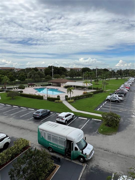 Active With Contract: $1,750 (2 beds, 1 baths, 953 Square Feet)