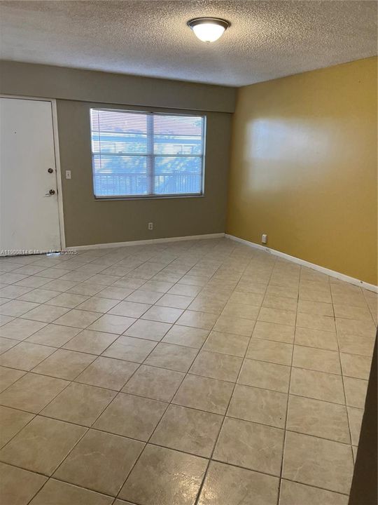 Active With Contract: $1,750 (2 beds, 1 baths, 953 Square Feet)