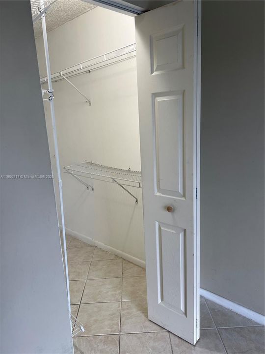 Active With Contract: $1,750 (2 beds, 1 baths, 953 Square Feet)