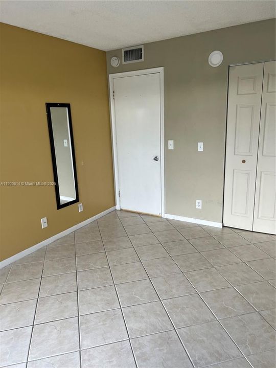 Active With Contract: $1,750 (2 beds, 1 baths, 953 Square Feet)