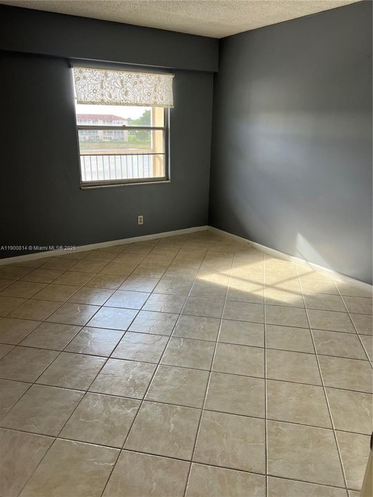 Active With Contract: $1,750 (2 beds, 1 baths, 953 Square Feet)