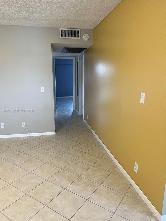 Active With Contract: $1,750 (2 beds, 1 baths, 953 Square Feet)