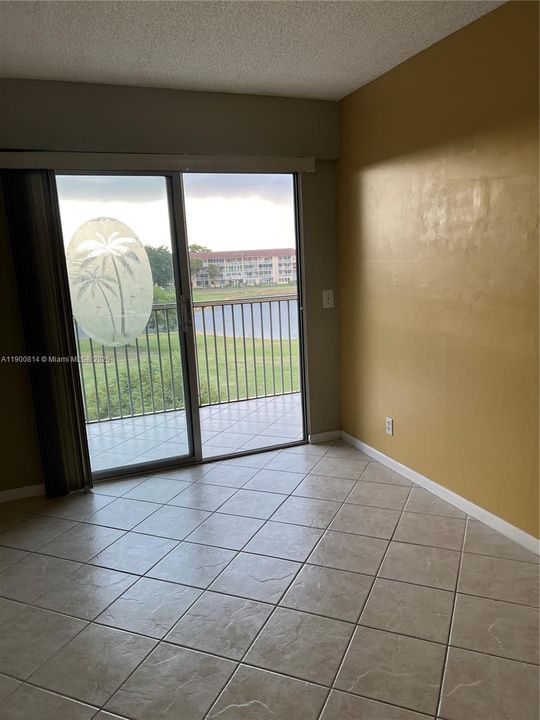 Active With Contract: $1,750 (2 beds, 1 baths, 953 Square Feet)