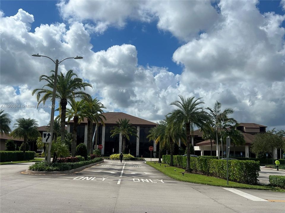 Active With Contract: $1,750 (2 beds, 1 baths, 953 Square Feet)