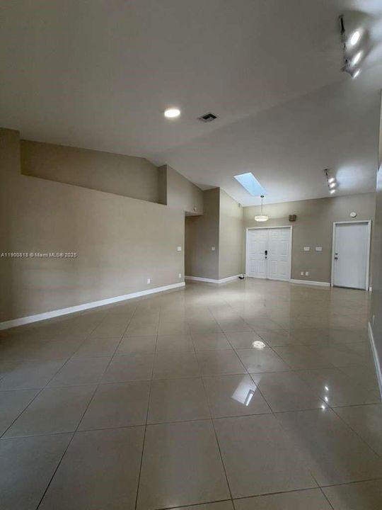 Recently Rented: $3,900 (3 beds, 2 baths, 2264 Square Feet)