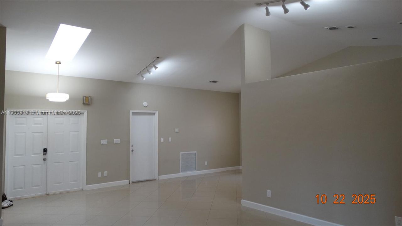 Recently Rented: $3,900 (3 beds, 2 baths, 2264 Square Feet)