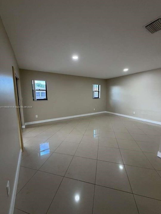 Recently Rented: $3,900 (3 beds, 2 baths, 2264 Square Feet)