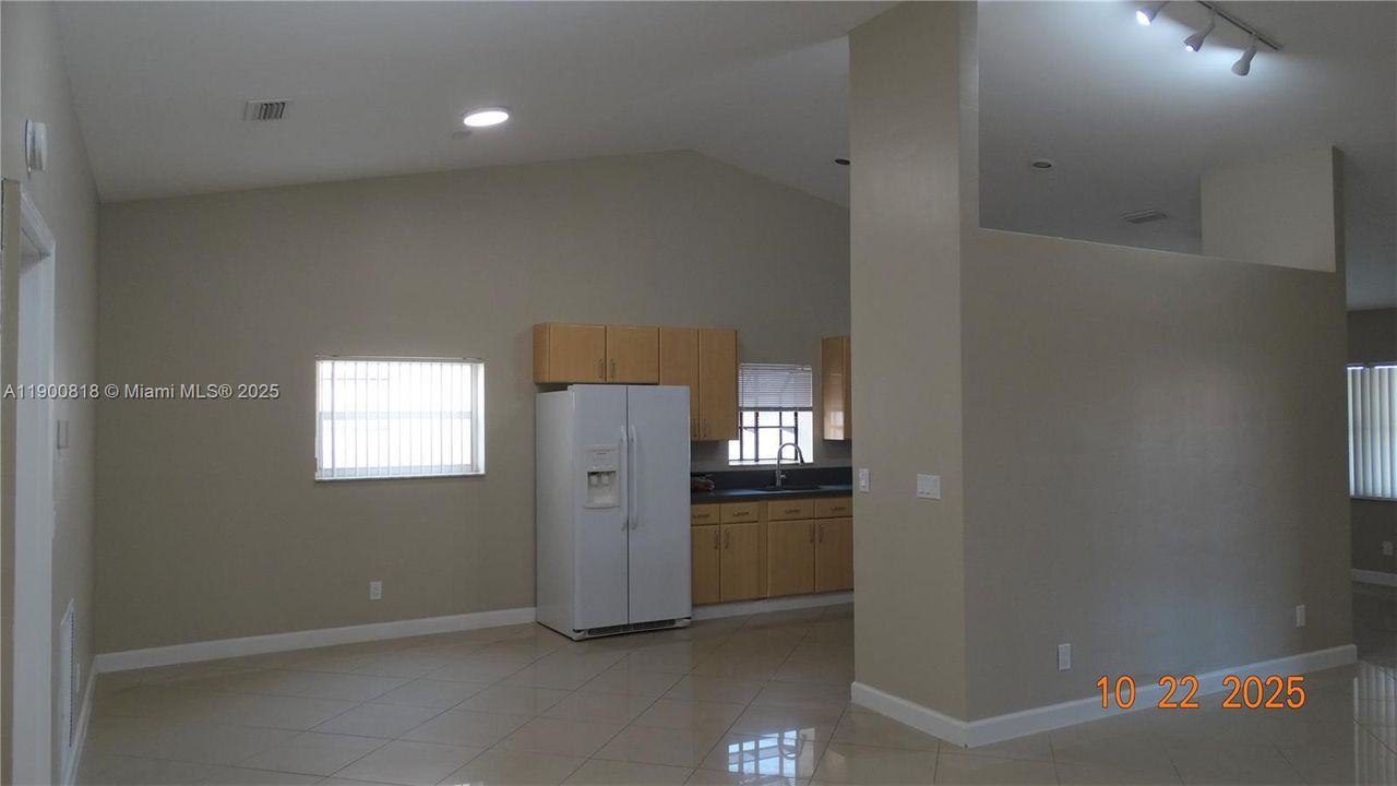 Recently Rented: $3,900 (3 beds, 2 baths, 2264 Square Feet)