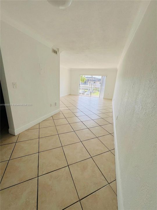 Active With Contract: $2,050 (2 beds, 1 baths, 866 Square Feet)