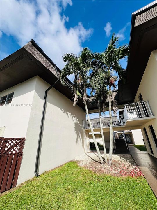 Active With Contract: $2,050 (2 beds, 1 baths, 866 Square Feet)