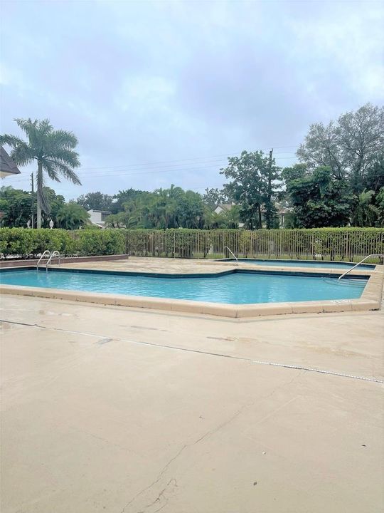 Active With Contract: $2,050 (2 beds, 1 baths, 866 Square Feet)