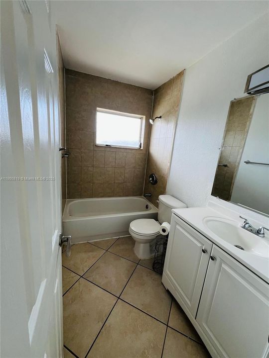 Active With Contract: $2,050 (2 beds, 1 baths, 866 Square Feet)