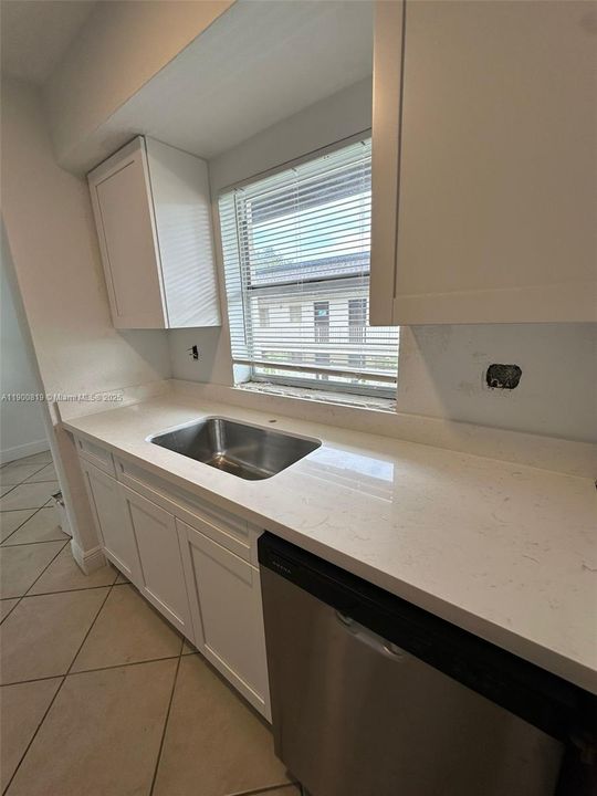 Active With Contract: $2,050 (2 beds, 1 baths, 866 Square Feet)