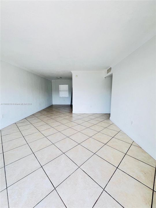 Active With Contract: $2,050 (2 beds, 1 baths, 866 Square Feet)