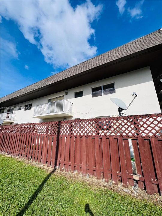 Active With Contract: $2,050 (2 beds, 1 baths, 866 Square Feet)