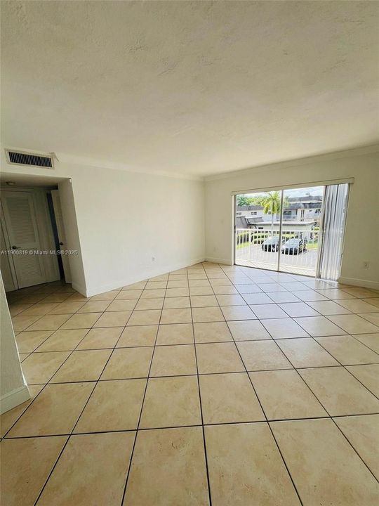 Active With Contract: $2,050 (2 beds, 1 baths, 866 Square Feet)