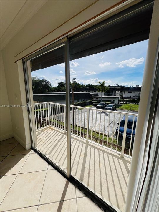 Active With Contract: $2,050 (2 beds, 1 baths, 866 Square Feet)