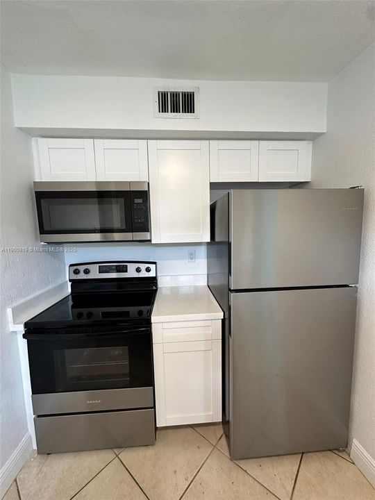 Active With Contract: $2,050 (2 beds, 1 baths, 866 Square Feet)